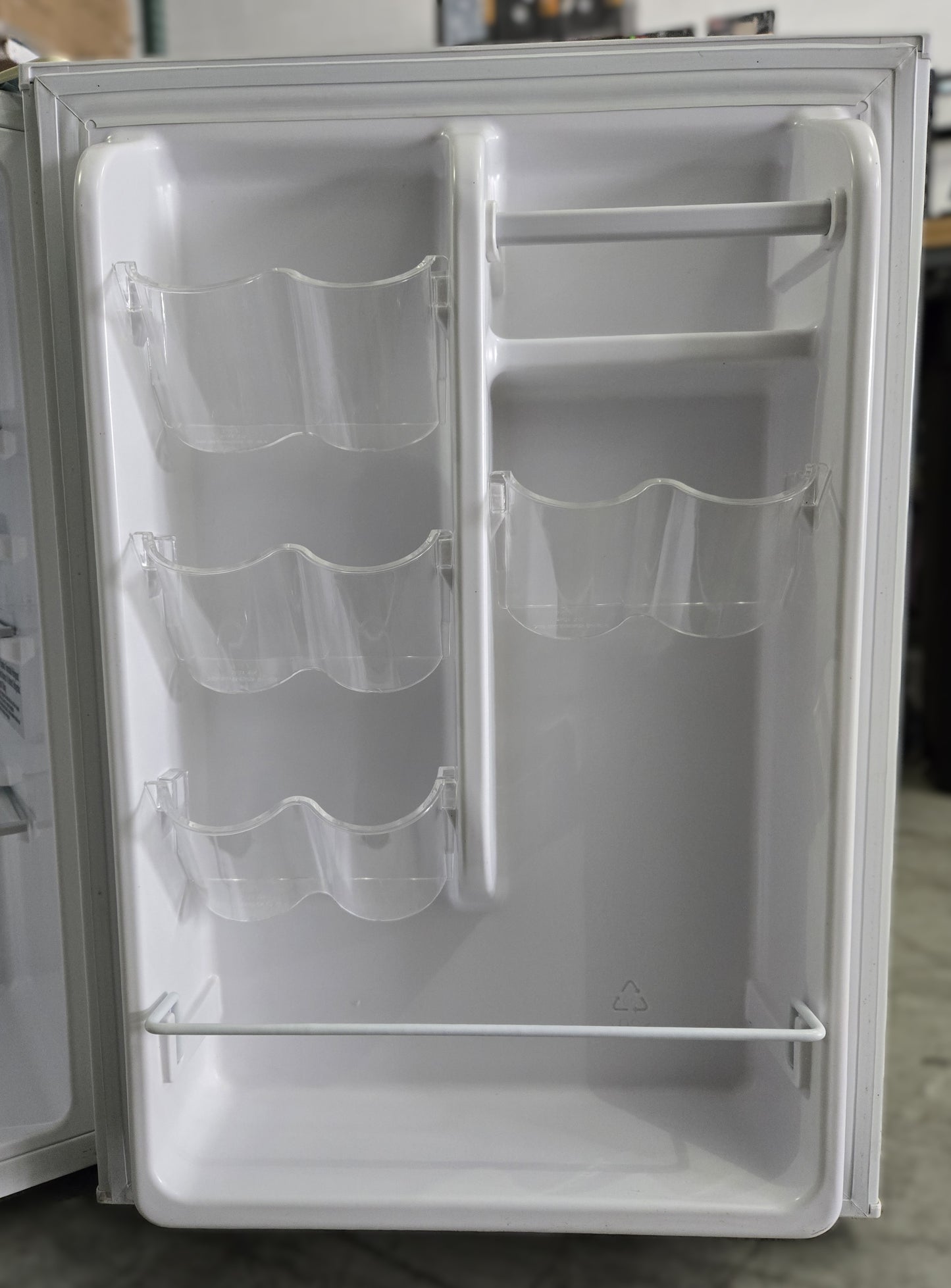 Insignia - 2.6 Cu. Ft. Mini Fridge - White *PICKUP ONLY