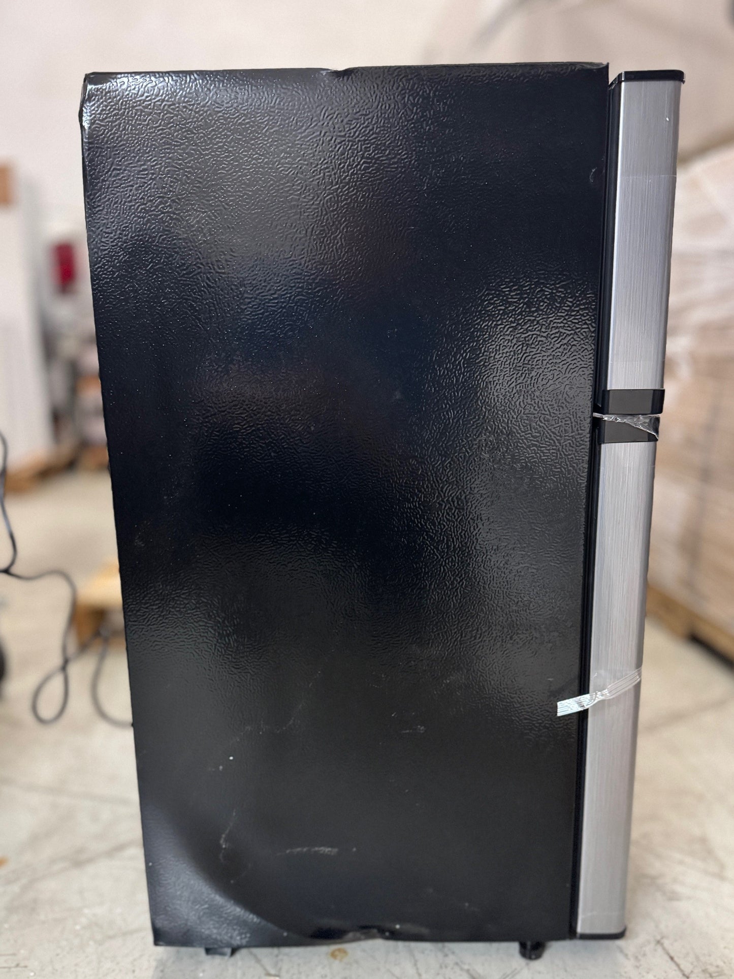 Insignia 3.0 Cu. Ft. Mini Fridge with Top Freezer *PICKUP ONLY